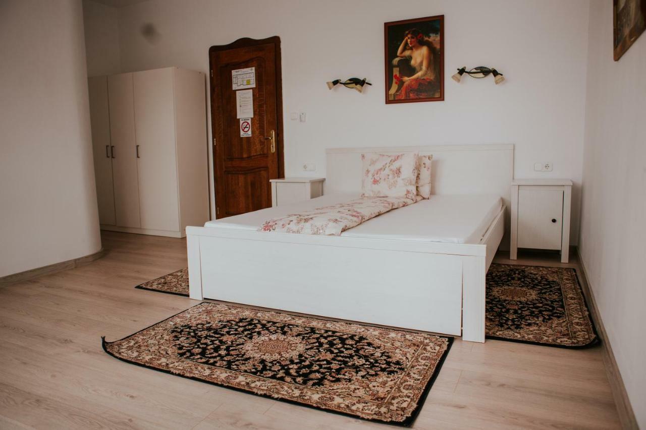 Hotel-Restaurant Milenium Salonta Zewnętrze zdjęcie