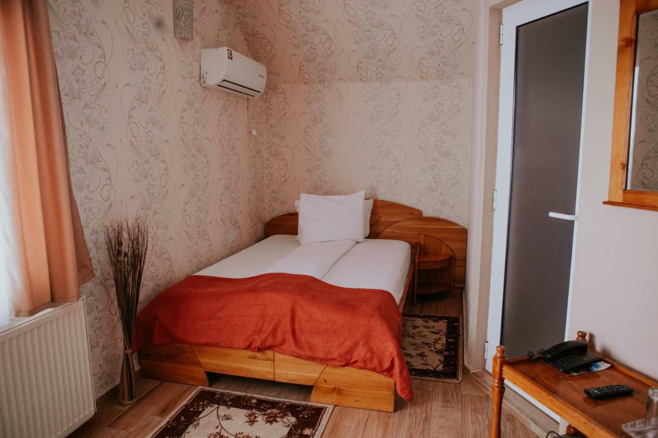 Hotel-Restaurant Milenium Salonta Zewnętrze zdjęcie