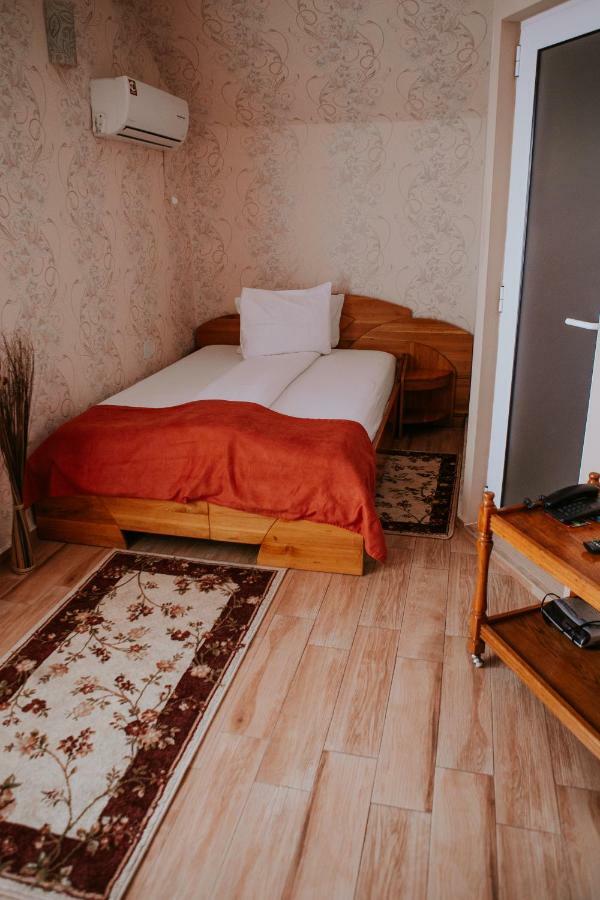 Hotel-Restaurant Milenium Salonta Zewnętrze zdjęcie