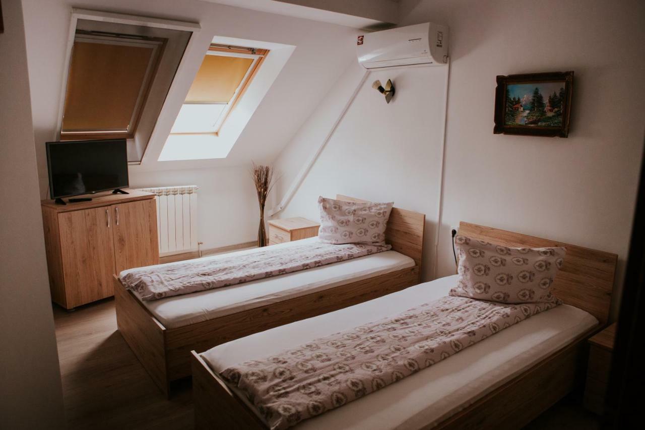 Hotel-Restaurant Milenium Salonta Zewnętrze zdjęcie