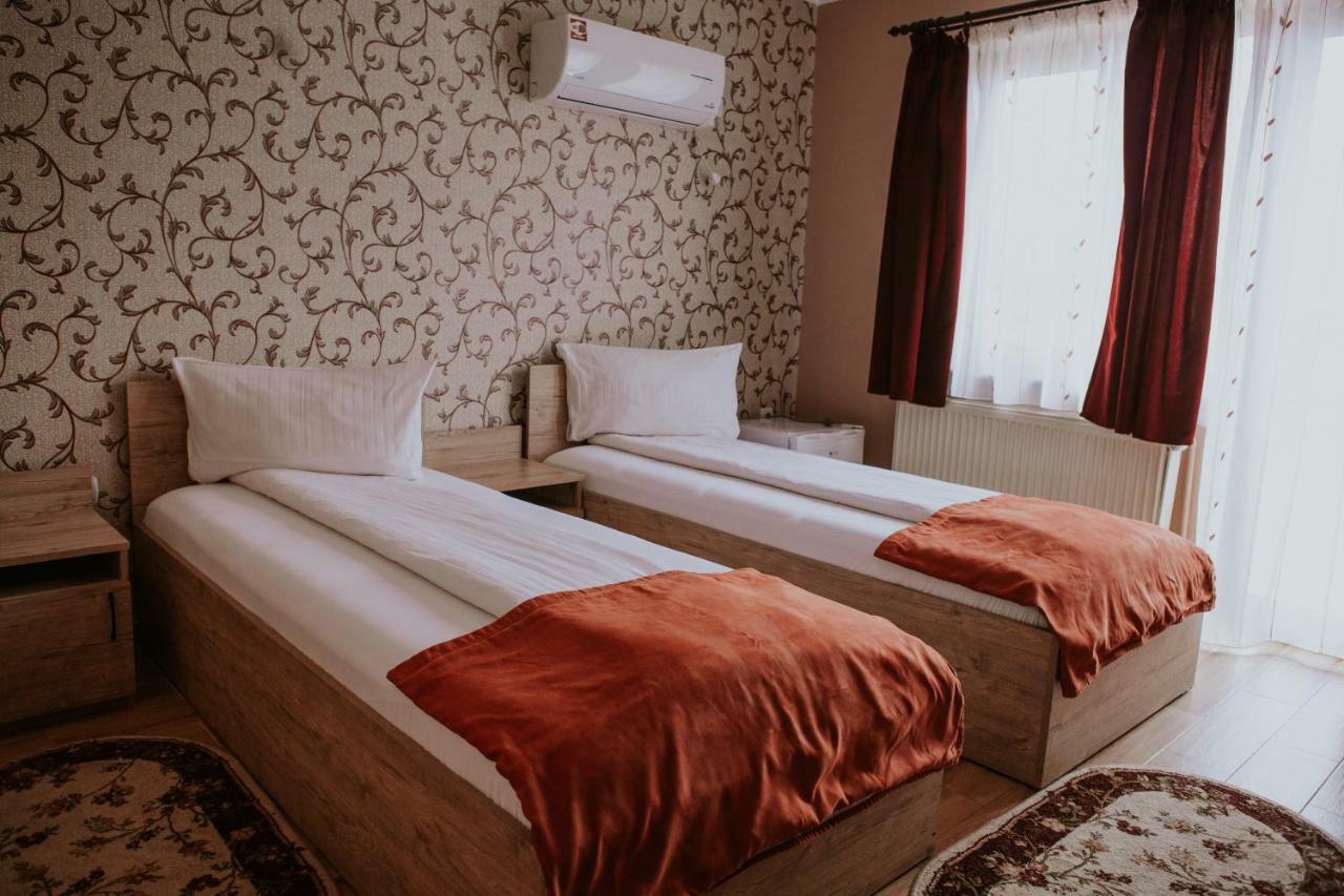 Hotel-Restaurant Milenium Salonta Zewnętrze zdjęcie