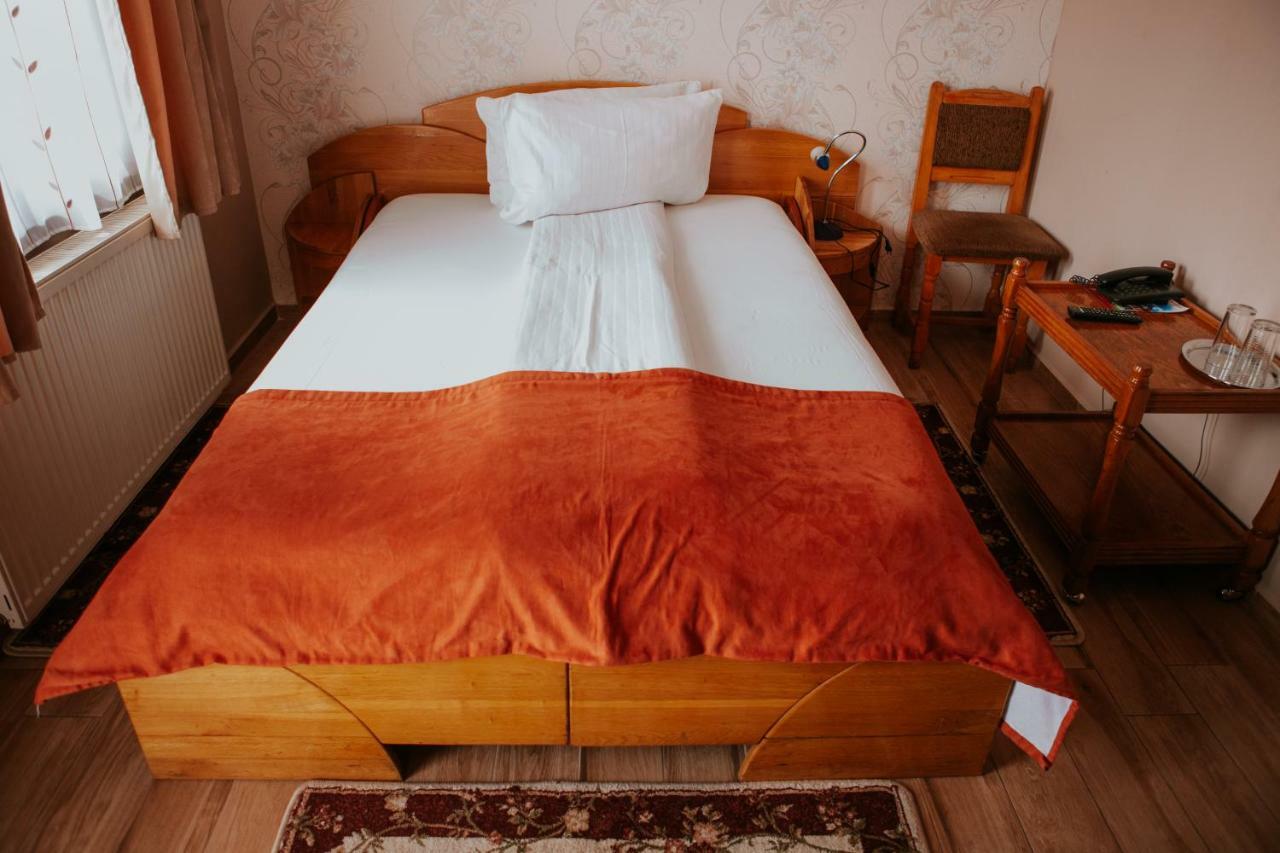 Hotel-Restaurant Milenium Salonta Zewnętrze zdjęcie